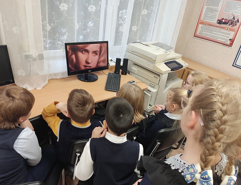 ПОДВИГАМ ЖИТЬ В ВЕКАХ!