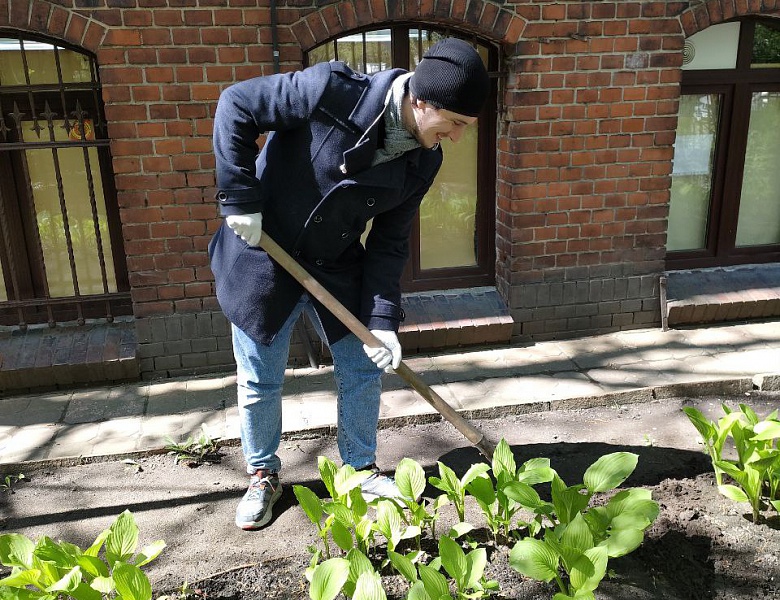 Приняли участие в акции «Сделаем свой двор краше!»