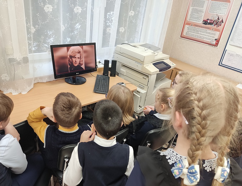 ПОДВИГАМ ЖИТЬ В ВЕКАХ!