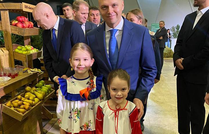 Юные артисты пообщались с Губернатором Калининградской области и поздравили работников сельского хозяйства